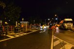 Noční stavění protipovodňového mobilního hrazení - křižovatka ul. Strakonická a Dostihová ... foto: